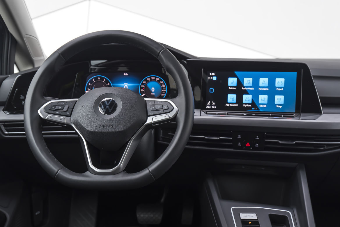 Toyota Corolla GR Sport 2.0 Hybrid Dynamic Force 184 KM e-CVT vs. Volkswagen Golf 8 1.5 eTSI 150 KM Style DSG7