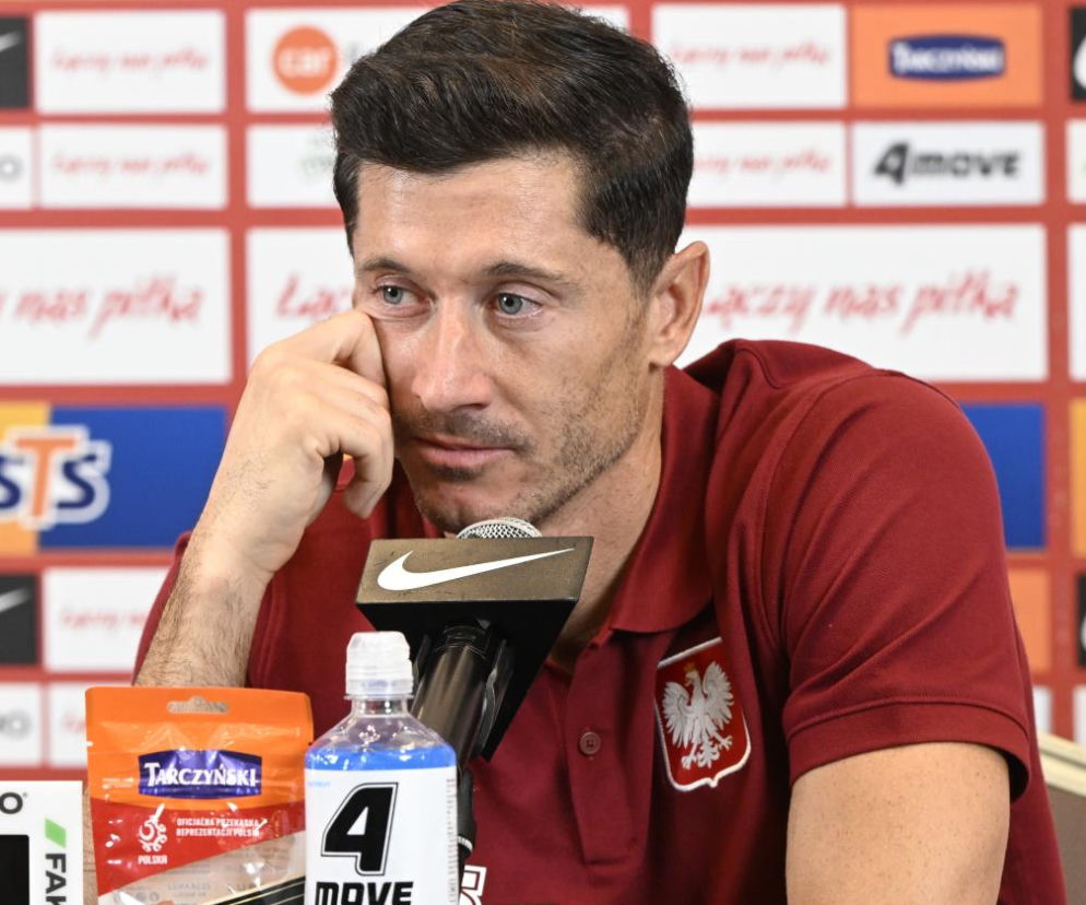 Zamyślony Robert Lewandowski na konferencji prasowej. O kulisach jego boiskowych spięć posłuchasz w Mediateka.