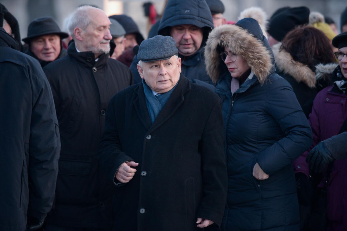 Miesięcznica smoleńska w cieniu kryzysu na szczeblach władzy w Polsce