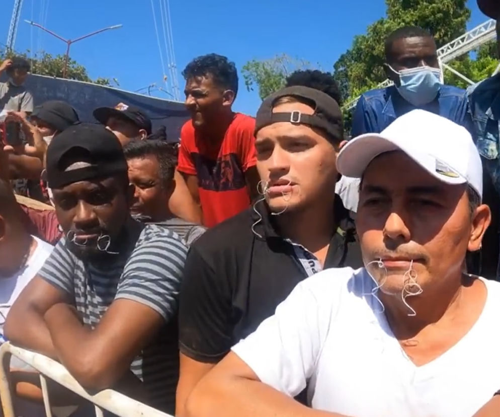 Migranci zaszyli sobie usta