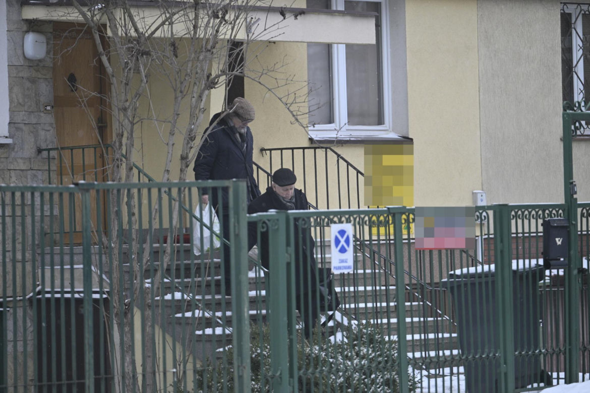 Kuzyn Kaczyńskiego dba o krewnego i odśnieża schody
