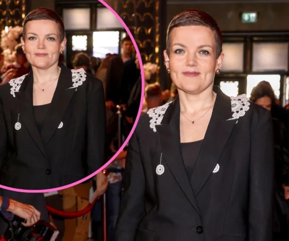 Ministra kultury w eleganckiej stylizacji na premierze filmu Ojczyzna 
