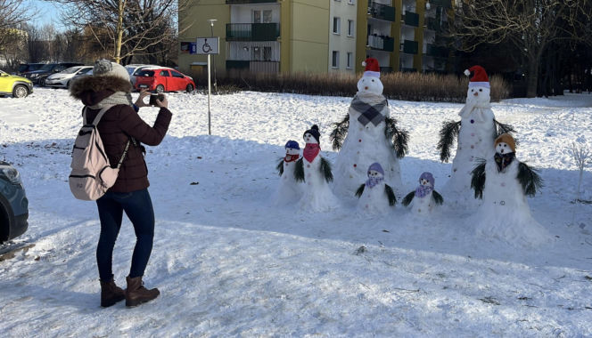 Rodzina bałwanów w Lublinie. Państwo Wrońscy zbudowali zimowy hit osiedla
