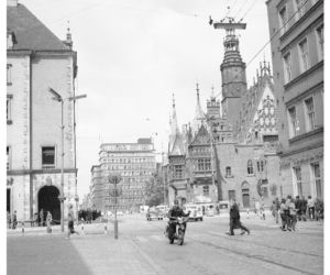 Widok na Stary Ratusz z ulicy Oławskiej