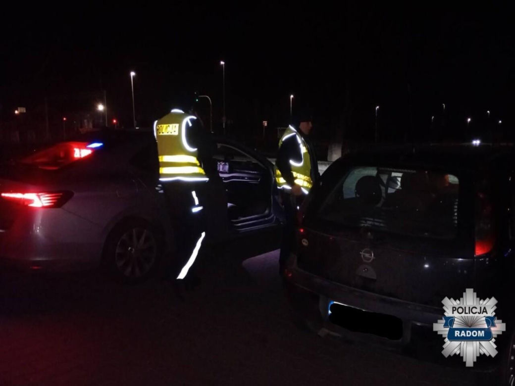 „Mikołaj” z Radomia zamienił seata w choinkę. Policjanci zdębieli