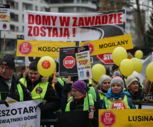 Protest ws. wariantów S7 przed siedzibą oddziału GDDKIA w Krakowie