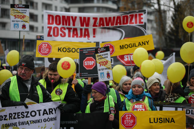 Protest ws. wariantów S7 przed siedzibą oddziału GDDKIA w Krakowie