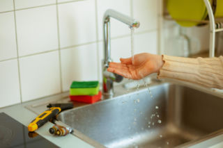 Oparzenie w kuchni? Zapomnij o maśle i lodzie. Oto, jak schłodzić skórę, by uniknąć blizn i zakażenia