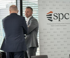 Branża cementowa, prezesi i członkowie zarządu spółek produkujących cement rozmawiali z mediami o wyzwaniach z jakimi mierzy się branża. Wszyscy są zrzeszeni w Stowarzyszeniu Producentów Cementu