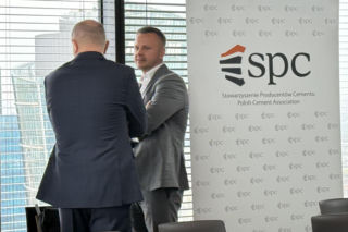 Branża cementowa, prezesi i członkowie zarządu spółek produkujących cement rozmawiali z mediami o wyzwaniach z jakimi mierzy się branża. Wszyscy są zrzeszeni w Stowarzyszeniu Producentów Cementu