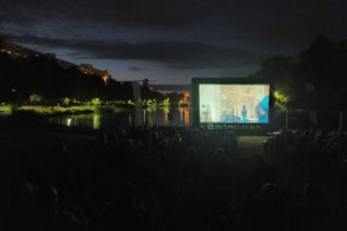 Lato na Wildzie. W czerwcu i lipcu zaplanowano cykl filmów w plenerze i strefę muzyczną!