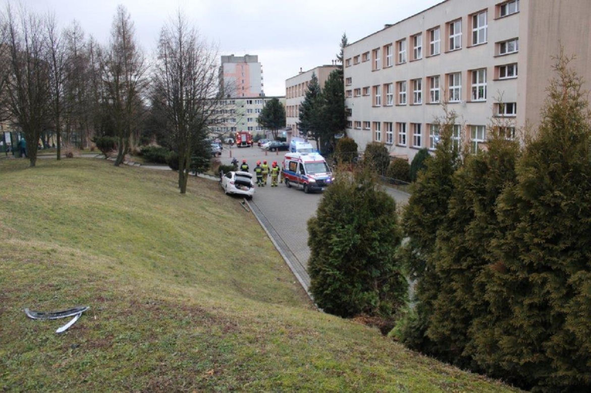 Tarnów. Przebiła ogrodzenie i zjechała ze skarpy wprost pod szkołę. Hamulec nie zadziałał?