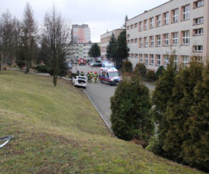 Tarnów. Przebiła ogrodzenie i zjechała ze skarpy wprost pod szkołę. Hamulec nie zadziałał?