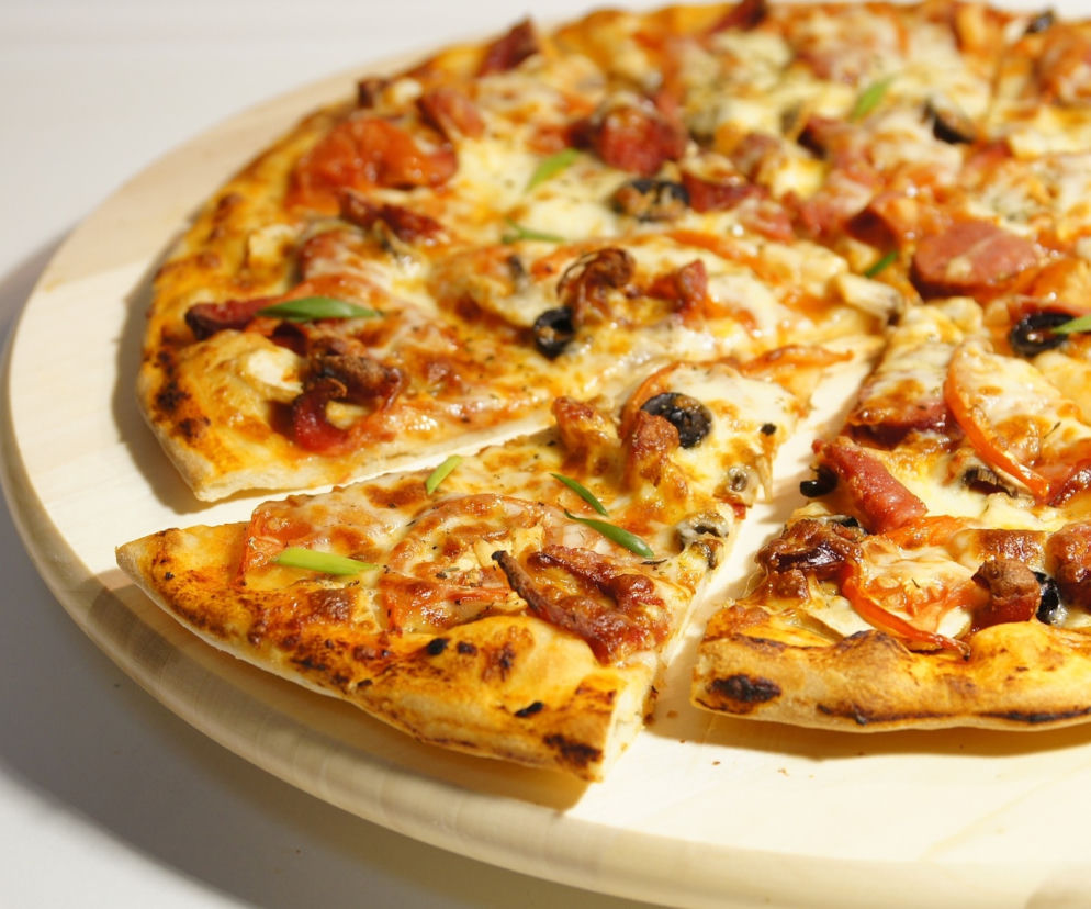 Głodni i bezczelni. Zamówili pizzę i NAPADLI na dostawcę. Grozi im po 12 lat więzienia