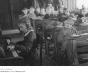 Zobaczcie, jak wyglądały lekcje w krakowskich szkołach prawie 100 lat temu! [ARCHIWALNE ZDJĘCIA]