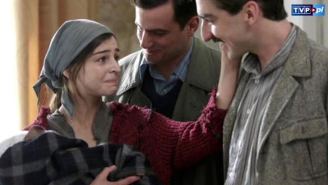 Czas honoru 7 sezon. Lena (Agnieszka Więdłocha), Janek (Antoni Pawlicki), Romek (Piotr Żurawski)