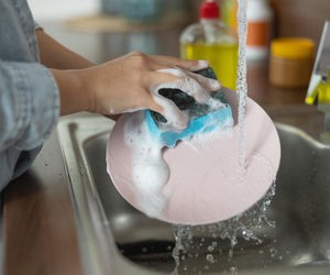 Gąbka do naczyń może być siedliskiem groźnych bakterii. Popularny błąd przy jej czyszczeniu tylko pogarsza sprawę