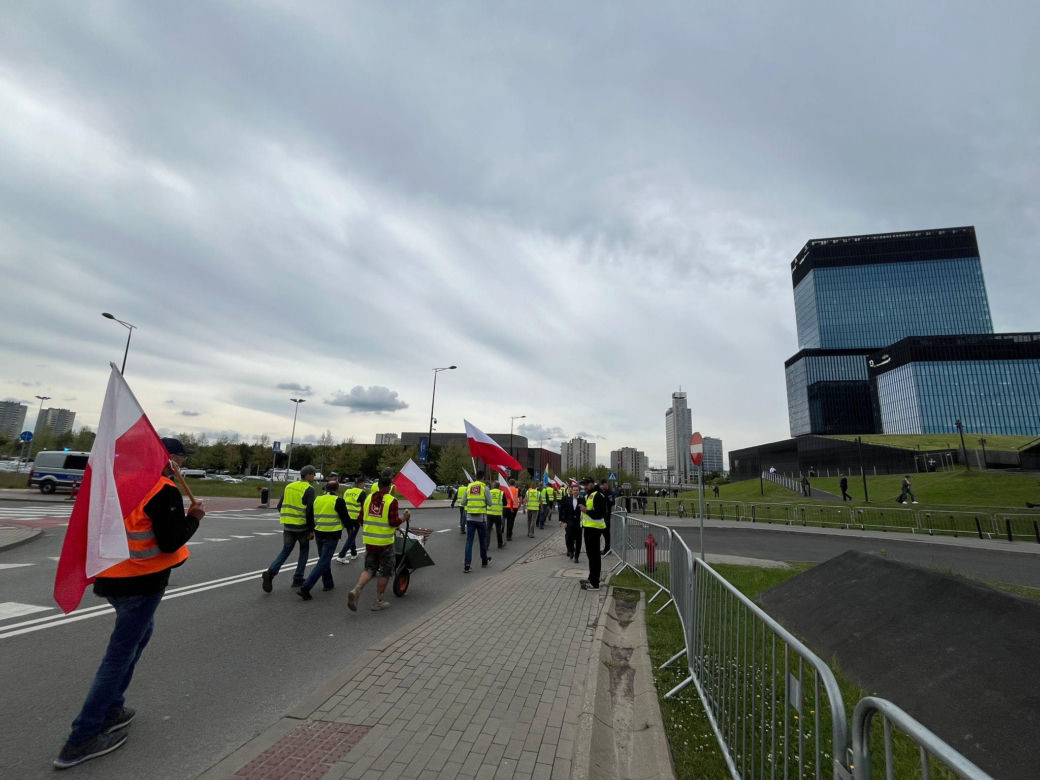 Rolnicy wjechali z gnojem na Europejski Kongres Gospodarczy w Katowicach. Protest przeciwko Zielonemu Ładowi