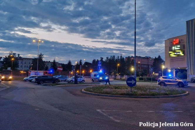 Podrzucili niewybuchy pod galerię w Jeleniej Górze. Policja zatrzymała 34-latka