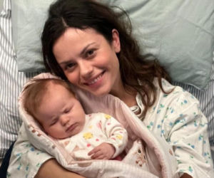 M jak miłość na planie. Kasia (Paulina Lasota) i jej córka po porodzie