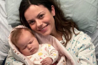 M jak miłość na planie. Kasia (Paulina Lasota) i jej córka po porodzie