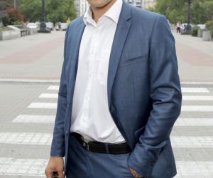 Piotr Stramowski miał zupełnie inny plan na życie. Dziś jest jednym z najbardziej rozpoznawalnych polskich aktorów