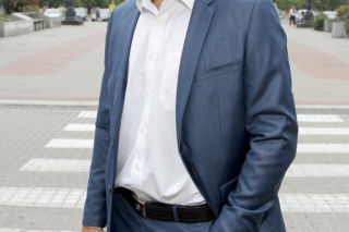 Piotr Stramowski miał zupełnie inny plan na życie. Dziś jest jednym z najbardziej rozpoznawalnych polskich aktorów