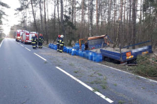 Ciężarówka przewożąca butle z gazem uderzyła w drzewo! Zobaczcie [ZDJĘCIA]! To cud, że nic poważnego się nie stało