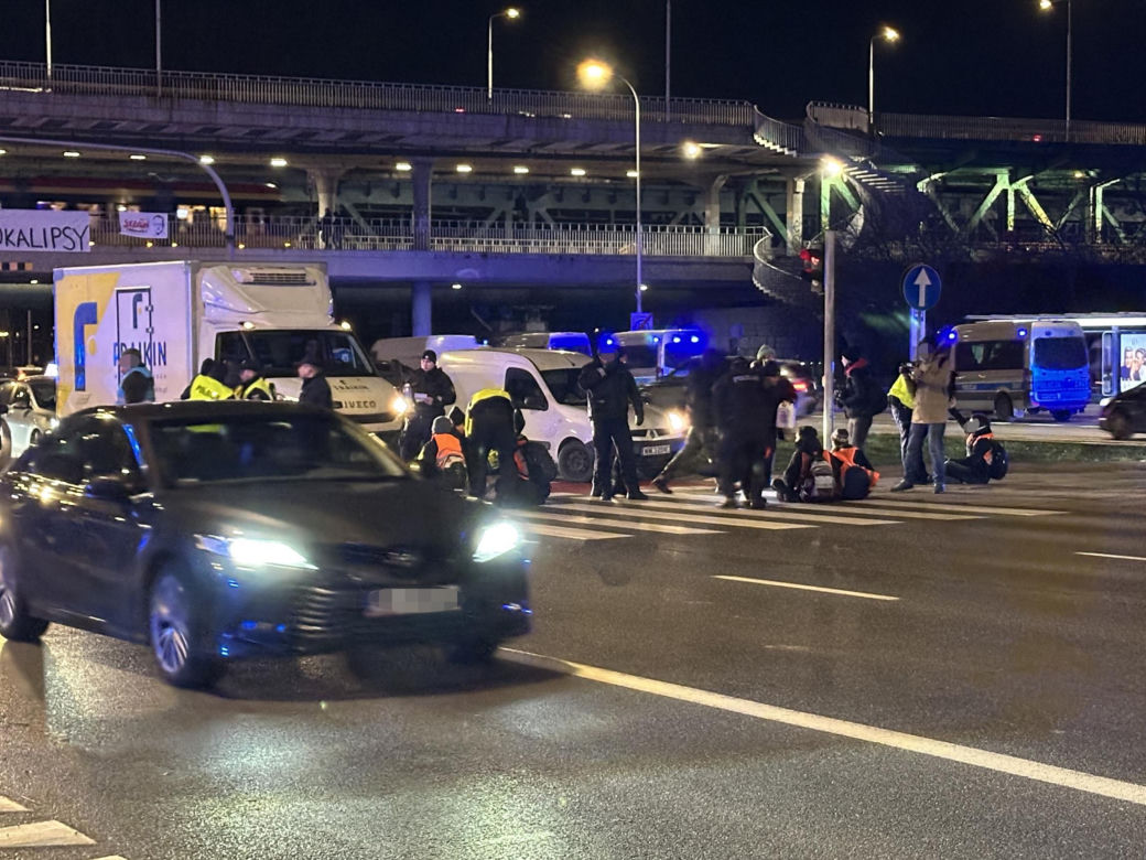 Warszawa. Ostatnie Pokolenie zablokowało Wisłostradę pod mostem Gdańskim. Aktywistów zabrała policja [ZDJĘCIA]