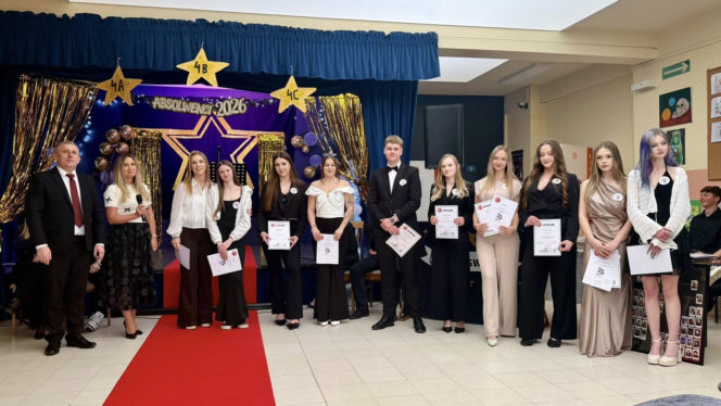 Dzień pełen emocji i wzruszeń. Maturzyści Baczyńskiego w Starachowicach żegnają szkołę