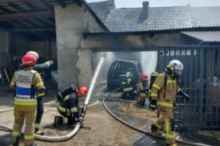 Pożar pod Kędzierzynem-Koźlem. W środku butle z gazem! Poparzony właściciel domu [ZDJĘCIA]