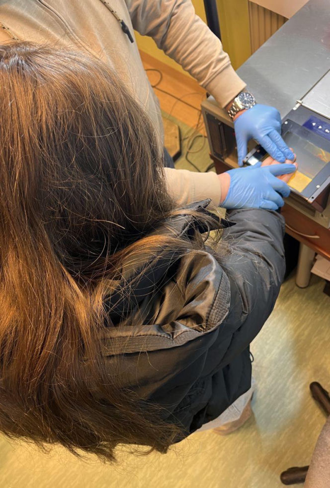 Trzy kobiety wpadły w ręce policji po serii kradzieży w sklepach odzieżowych. W sprzedaży łupów pomagał im ojciec