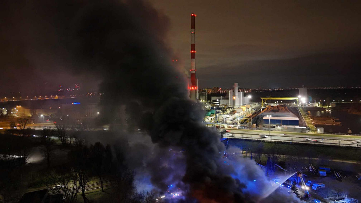 Ogromny pożar na Białołęce. Czarna chmura nad Warszawą