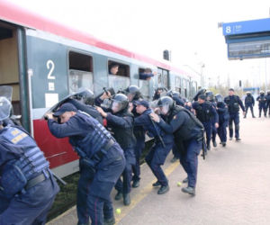 Policjanci z Oddziału Prewencji w Łodzi wspólnie z funkcjonariuszami Straży Ochrony Kolei mieli ćwiczenia na dworcu Kaliskim