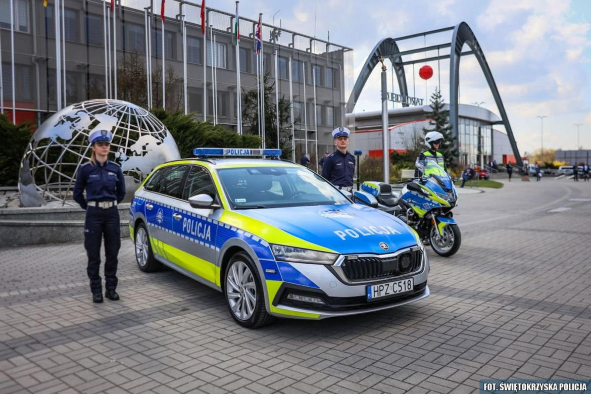 Policjanci jeżdżą odnowionymi radiowozami! Samochody aż się błyszczą! [ZDJĘCIA]