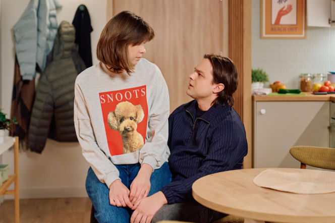 "Na Wspólnej", odcinek 4194: matka Remka zastaje półnagiego Brzozowskiego w mieszkaniu Brygidy. Oskarża ją o niewierność