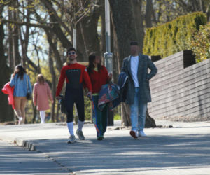 Maciej Musiał nad morzem z deską