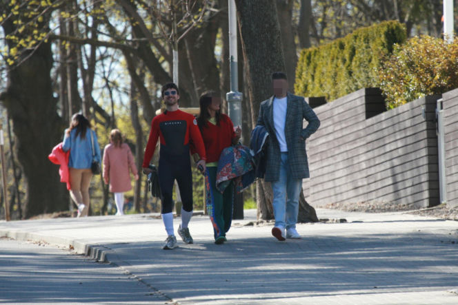 Maciej Musiał nad morzem z deską