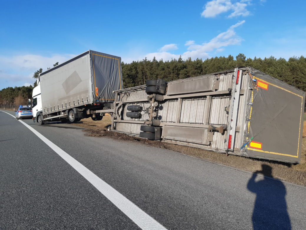 Chwile grozy na autostradzie A1! Silny wiatr przewrócił naczepę ciężarówki [ZDJĘCIA]