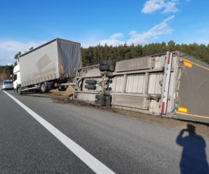 Chwile grozy na autostradzie A1! Silny wiatr przewrócił naczepę ciężarówki [ZDJĘCIA]