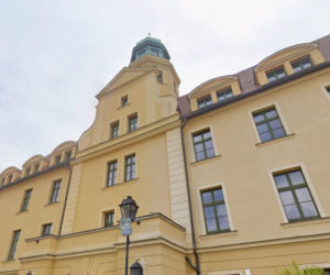 To nie muzeum ani hotel. W tym zamku w Polsce działa starostwo