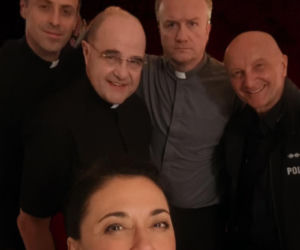 Ranczo 11 sezon. Ksiądz Robert (Bartek Kasprzykowski), ksiądz Maciej (Mateusz Rusin), biskup (Cezary Żak), Francesca (Anna Iberszer), Stasiek (Arkadiusz Nader)
