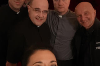 Ranczo 11 sezon. Ksiądz Robert (Bartek Kasprzykowski), ksiądz Maciej (Mateusz Rusin), biskup (Cezary Żak), Francesca (Anna Iberszer), Stasiek (Arkadiusz Nader)