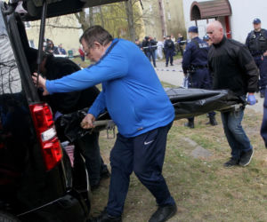 Przerażająca relacja sąsiadów, W mieszkaniu w Wołominie znaleziono ciała dwóch osób, ranny 19-latek w szpitalu