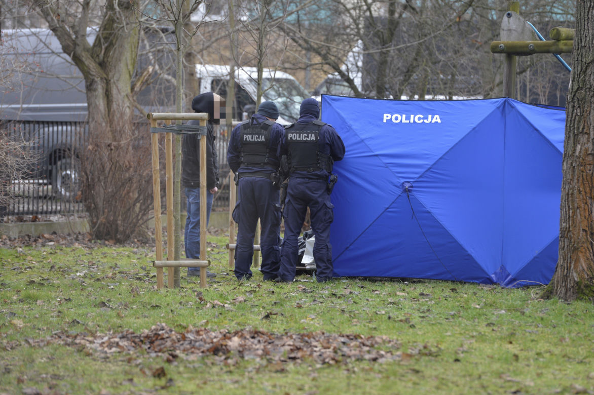Tragedia na Mokotowie. Zwłoki młodziutkiej kobiety na szkolnym boisku