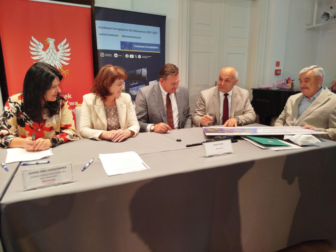 Dwie lokalne inwestycje z wysokim wsparciem unijnym. Umowy na budowę wiaduktu warszawskiego w Siedlcach i rozwój bioróżnorodności w Mrozach – już podpisane!