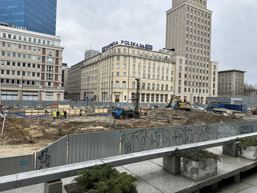 Szokujące odkrycie w centrum Warszawy. Pracownicy wykopali kości
