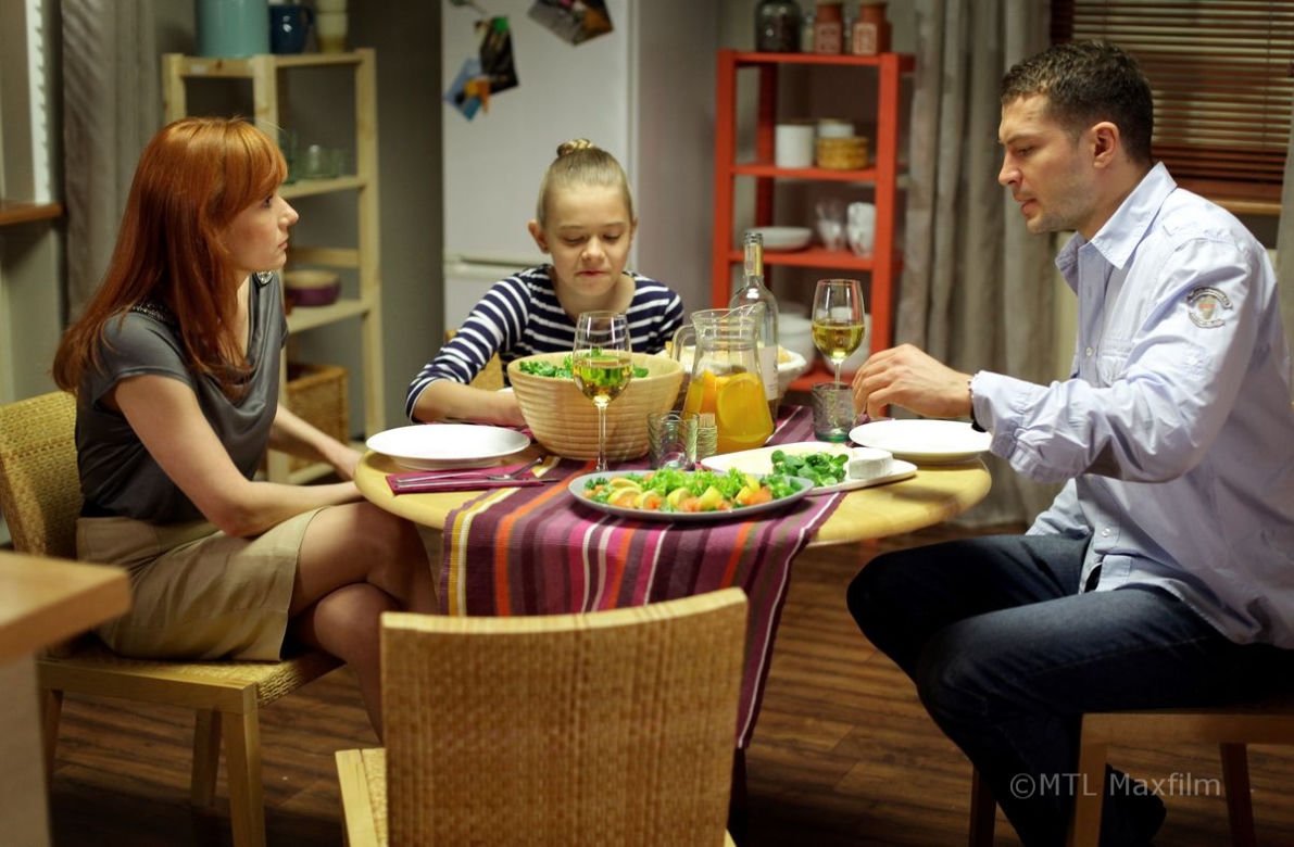 M jak miłość odc. 1003. Agnieszka (Magdalena Walach), Tomek (Andrzej Młynarczyk), Zosia (Julia Wróblewska)