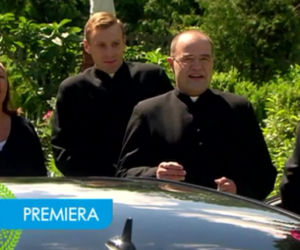 Ranczo 8 sezon. Ksiądz (Cezary Żak), Michałowa (Marta Lipińska), wikary Maciej (Mateusz Rusin