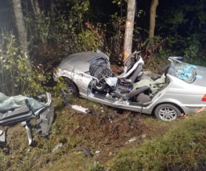 Tragiczny wypadek. BMW roztrzaskało się na drzewie